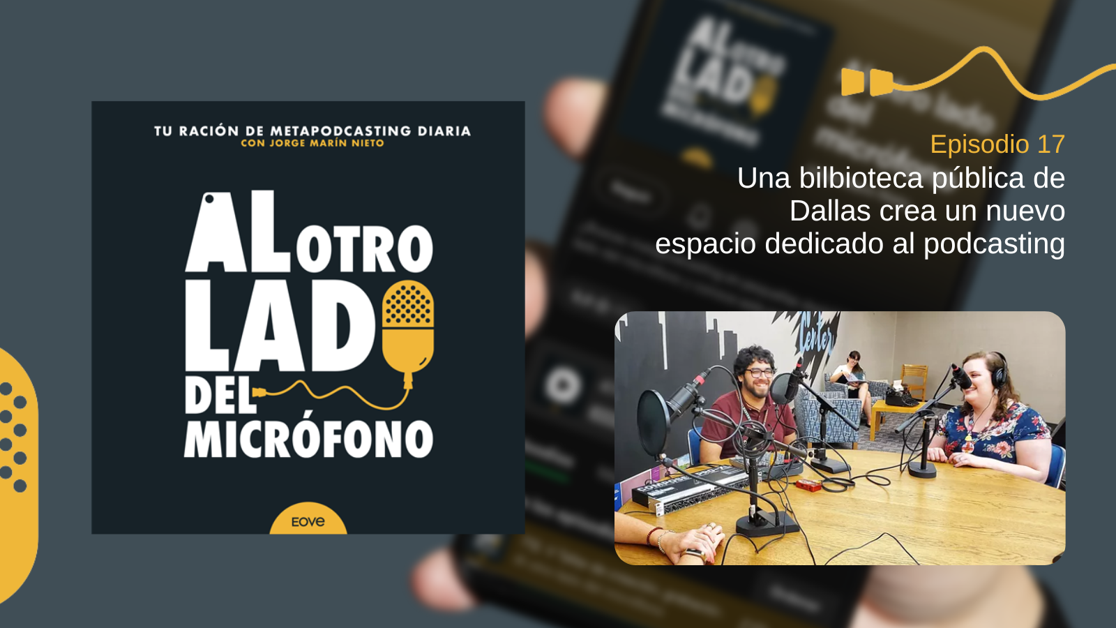 Imagen promocional del episodio 17 de Al otro lado del micrófono, en el que se habla de la biblioteca pública de Dallas que ha creado un espacio de grabación para podcast. La fotografía muestra a varias personas con auriculares y micrófonos en una mesa de estudio, conversando en un ambiente distendido.