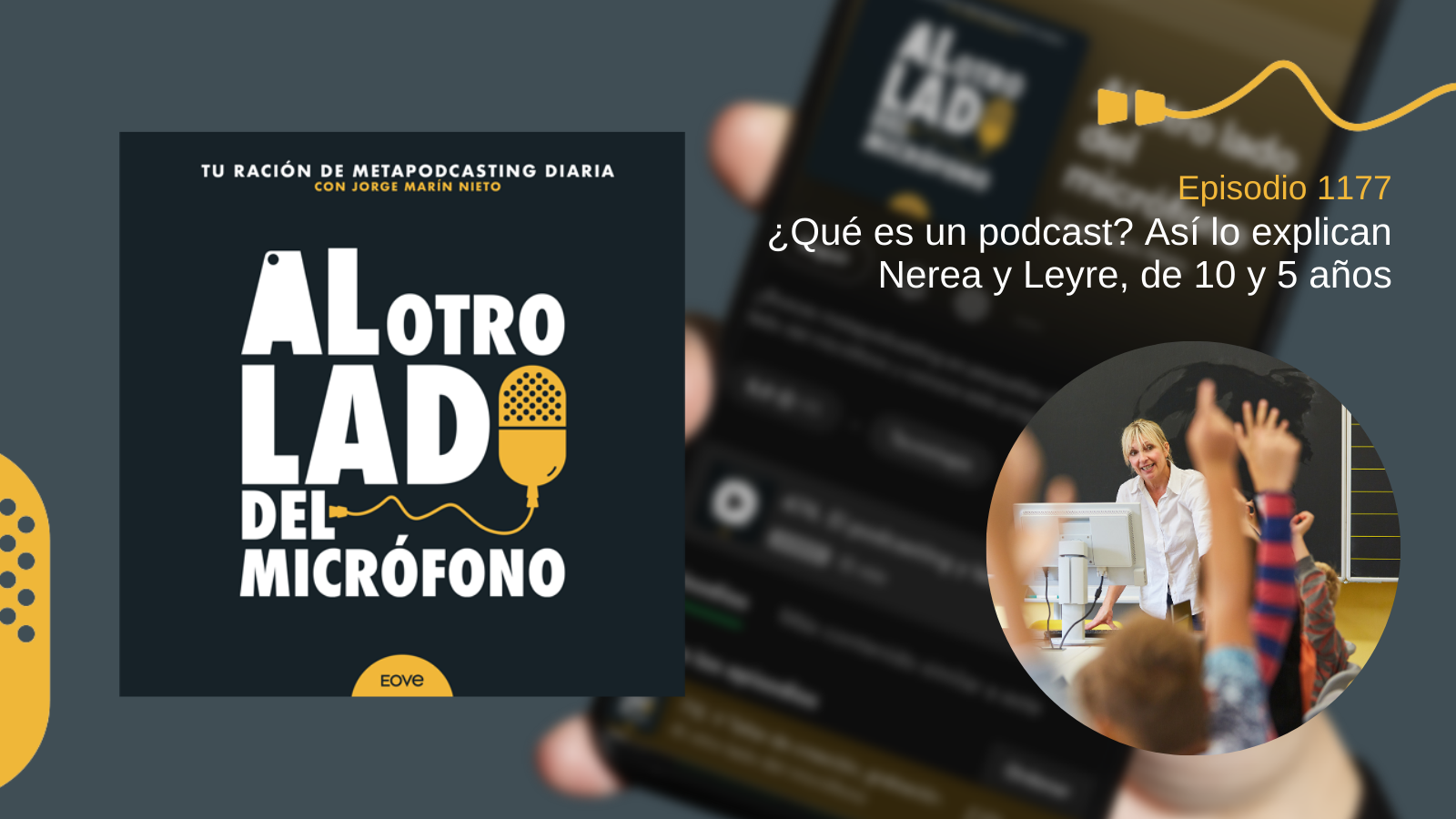 Imagen destacada del episodio 1177 del podcast ‘Al otro lado del micrófono’, donde dos niñas explican con sus propias palabras qué es un podcast. En la fotografía aparece una profesora sonriendo frente a alumnos con la mano levantada, evocando un ambiente educativo e infantil.