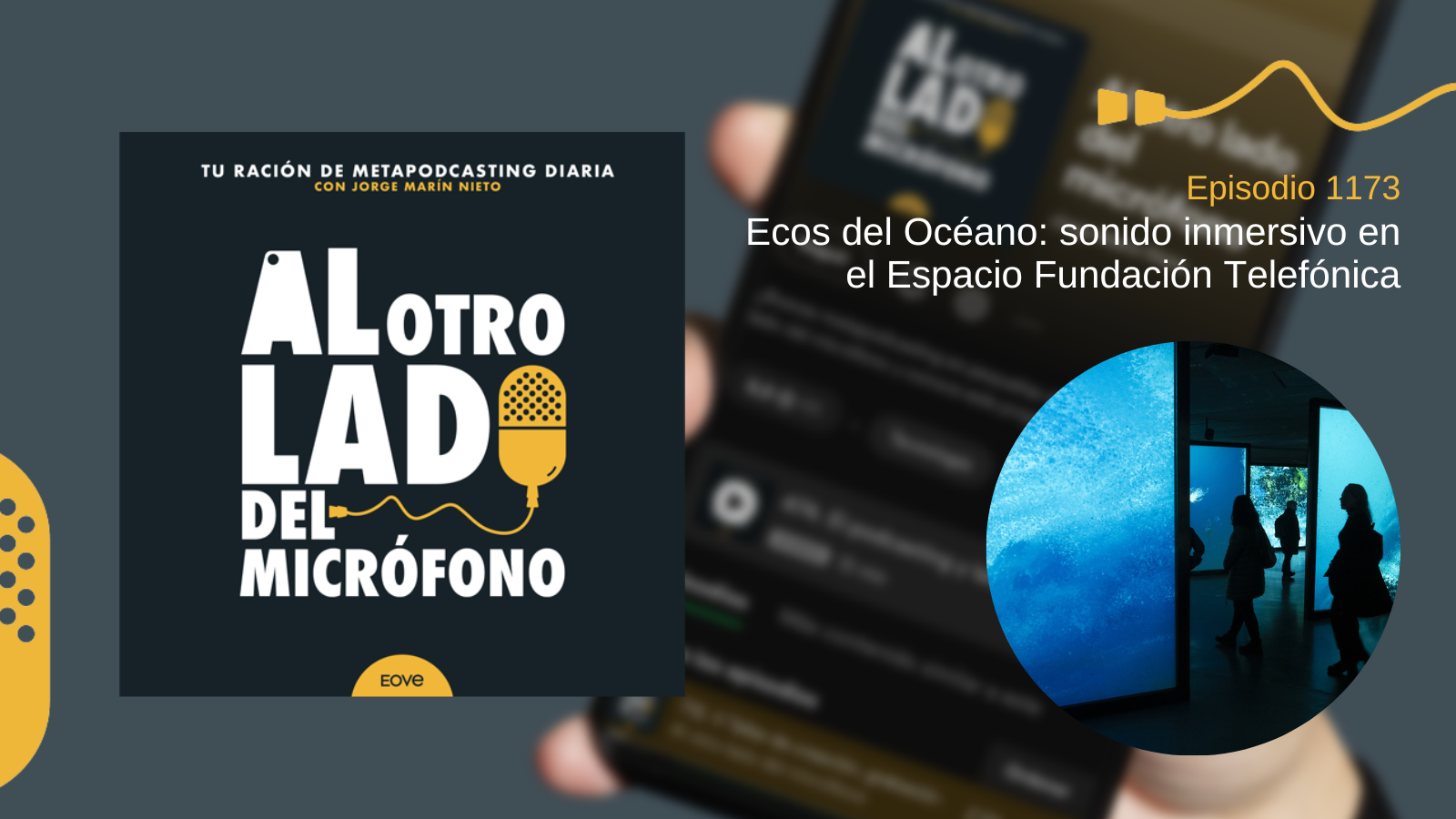 Episodio 1173 del podcast ‘Al otro lado del micrófono’ centrado en la experiencia sonora ‘Ecos del Océano’ en el Espacio Fundación Telefónica, con una imagen de personas caminando entre paneles azules de video inmersivo.