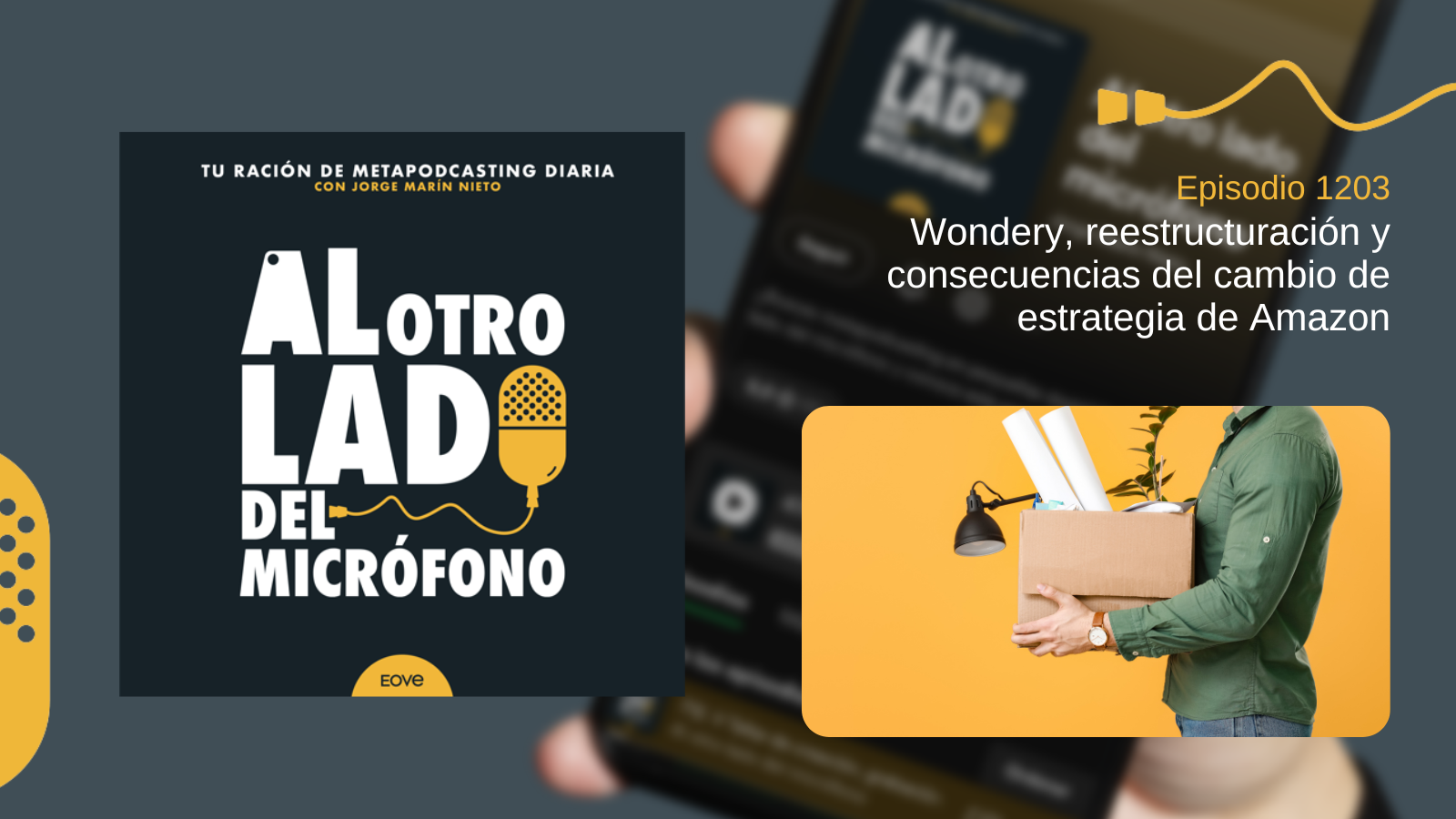 Imagen promocional del episodio 1203 del pódcast Al otro lado del micrófono. A la derecha se muestra un hombre con camisa verde sosteniendo una caja con plantas y objetos de oficina, sobre fondo amarillo, simbolizando despidos y reestructuración laboral.