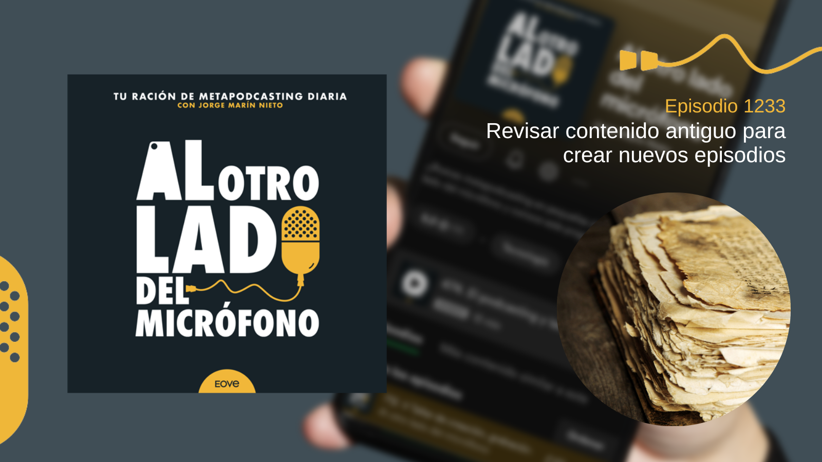 Imagen promocional del episodio 1233 del podcast Al otro lado del micrófono, en el que Jorge Marín reflexiona sobre cómo revisar y reutilizar contenido antiguo para generar nuevas ideas y episodios. Aparece una pila de páginas envejecidas sobre una mesa de madera, representando la memoria y la revisión del pasado.