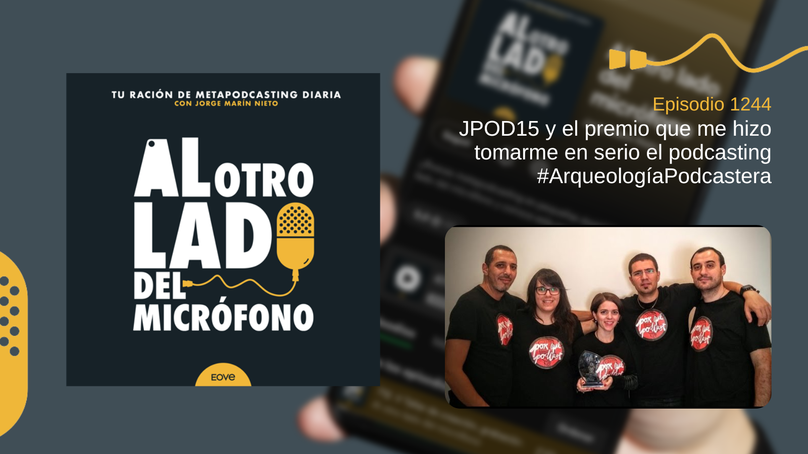 Portada del episodio 1244 del podcast Al otro lado del micrófono, donde Jorge Marín recuerda las Jornadas de Podcasting de 2015 y el premio que marcó un punto de inflexión en su trayectoria. La imagen muestra al equipo de Por qué Podcast posando con su trofeo, todos con camisetas negras del programa.