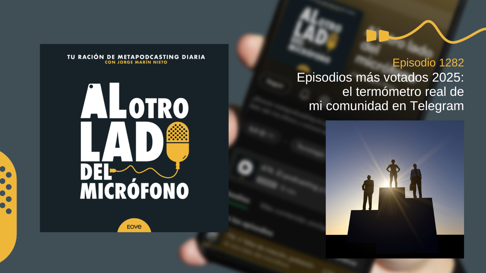 Imagen promocional del episodio 1282 del podcast Al otro lado del micrófono, un metapodcast diario producido por EOVE Productora. A la izquierda se muestra la portada corporativa del programa, con fondo oscuro, tipografía blanca y un micrófono amarillo ilustrado. A la derecha aparece una imagen con tres figuras humanas sobre distintos pedestales, recortadas a contraluz frente a un cielo iluminado, simbolizando un podio y la clasificación de los episodios más votados por la comunidad del podcast en Telegram durante el año 2025.