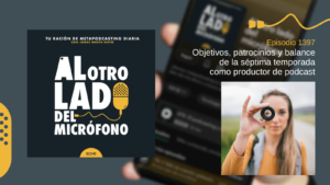 Portada del episodio 1397 del podcast “Al otro lado del micrófono”, producido por Jorge Marín desde EOVE Productora. La imagen muestra a una persona observando a través de una lente, una metáfora visual relacionada con la revisión de objetivos, la perspectiva y el análisis de resultados. En este episodio se realiza un balance personal y profesional de la séptima temporada, repasando los objetivos alcanzados, los retos pendientes, la evolución de los distintos proyectos de podcast y la situación de los patrocinios y colaboraciones. El capítulo también sirve para reflexionar sobre el crecimiento experimentado como productor de podcast, las decisiones estratégicas tomadas durante el año y los aprendizajes obtenidos tanto en la producción propia como en los trabajos realizados para clientes. Una mirada retrospectiva que permite evaluar el camino recorrido, identificar oportunidades de mejora y establecer nuevas metas para la próxima temporada dentro del sector del podcasting profesional.
