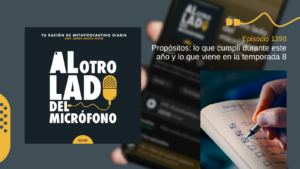 Portada del episodio 1398 del podcast “Al otro lado del micrófono”, producido por Jorge Marín desde EOVE Productora. La imagen muestra una mano marcando tareas completadas en una lista de objetivos, representando el proceso de revisión y planificación que acompaña al cierre de una temporada. En este episodio se realiza un repaso de los propósitos planteados al inicio del curso, analizando cuáles se han cumplido, cuáles han quedado pendientes y qué aprendizajes han surgido durante el camino. La reflexión abarca tanto aspectos relacionados con la producción de podcast como metas personales y profesionales vinculadas al crecimiento del proyecto. Además, se presentan los nuevos retos y objetivos previstos para la octava temporada, incluyendo mejoras en la producción, nuevas iniciativas, evolución de la comunidad y posibles líneas de desarrollo para EOVE Productora. Un episodio centrado en la planificación, la constancia y la importancia de revisar periódicamente el rumbo de un proyecto para seguir avanzando de forma sostenible dentro del mundo del podcasting.