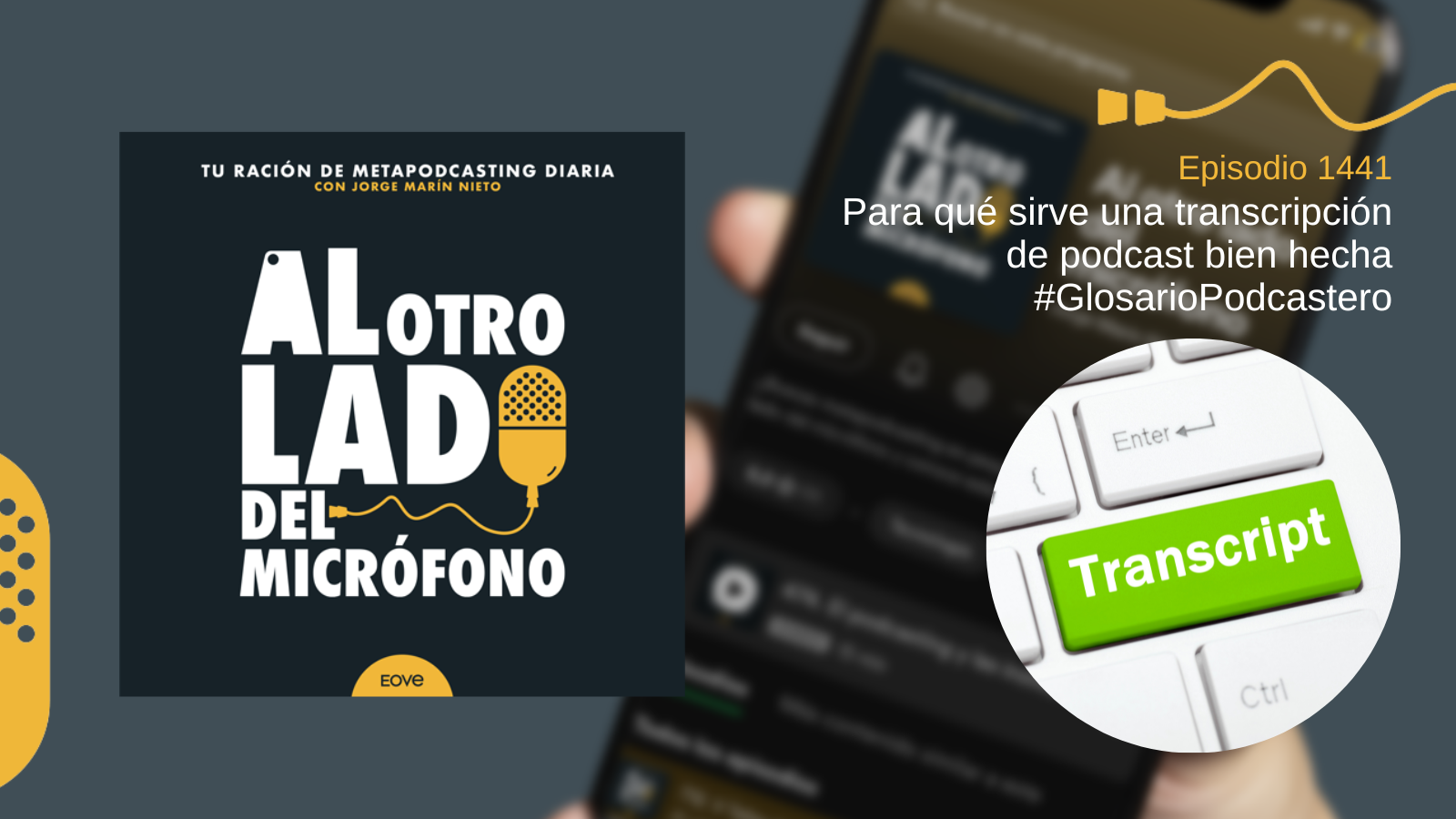 Portada del episodio 1441 de Al otro lado del micrófono, producido por EOVE Productora y presentado por Jorge Marín. A la izquierda aparece la carátula del podcast en negro, blanco y amarillo. A la derecha se lee «Episodio 1441 · Para qué sirve una transcripción de podcast bien hecha · #GlosarioPodcastero». En la parte inferior derecha, una fotografía circular muestra un teclado blanco con una tecla verde de gran tamaño en la que aparece la palabra inglesa «Transcript».
